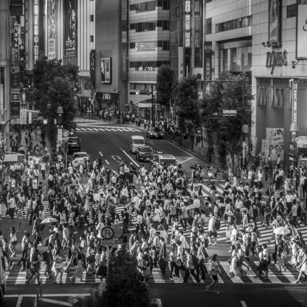 PER LE STRADE DI TOKYO: PASSATO E FUTURO